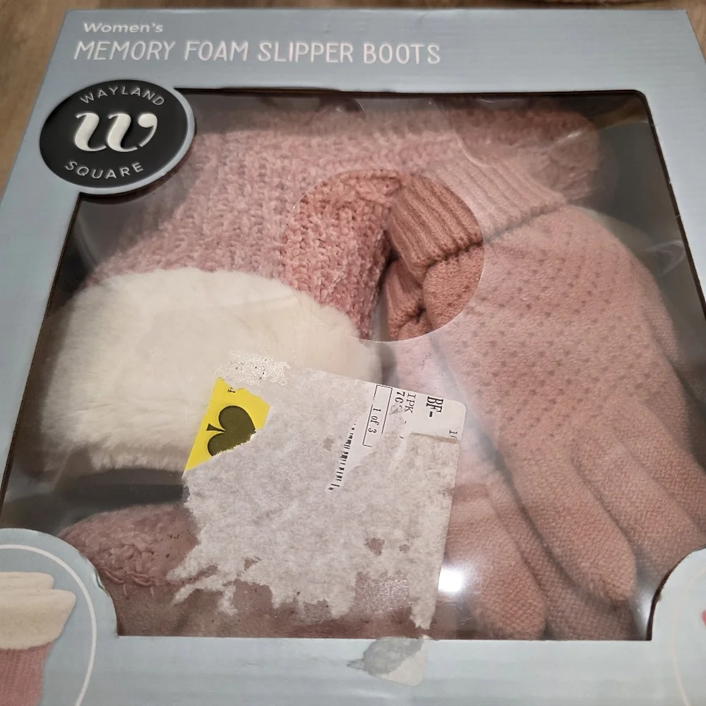 Wayland Square Women's Pink Memory Foam Glove & Slipper Set - Picture 4 of 6
